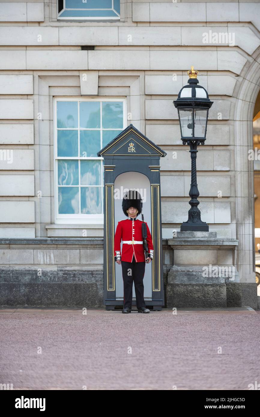 London, UK. 18 July 2022. UK Weather A member of the Queen's Guard at