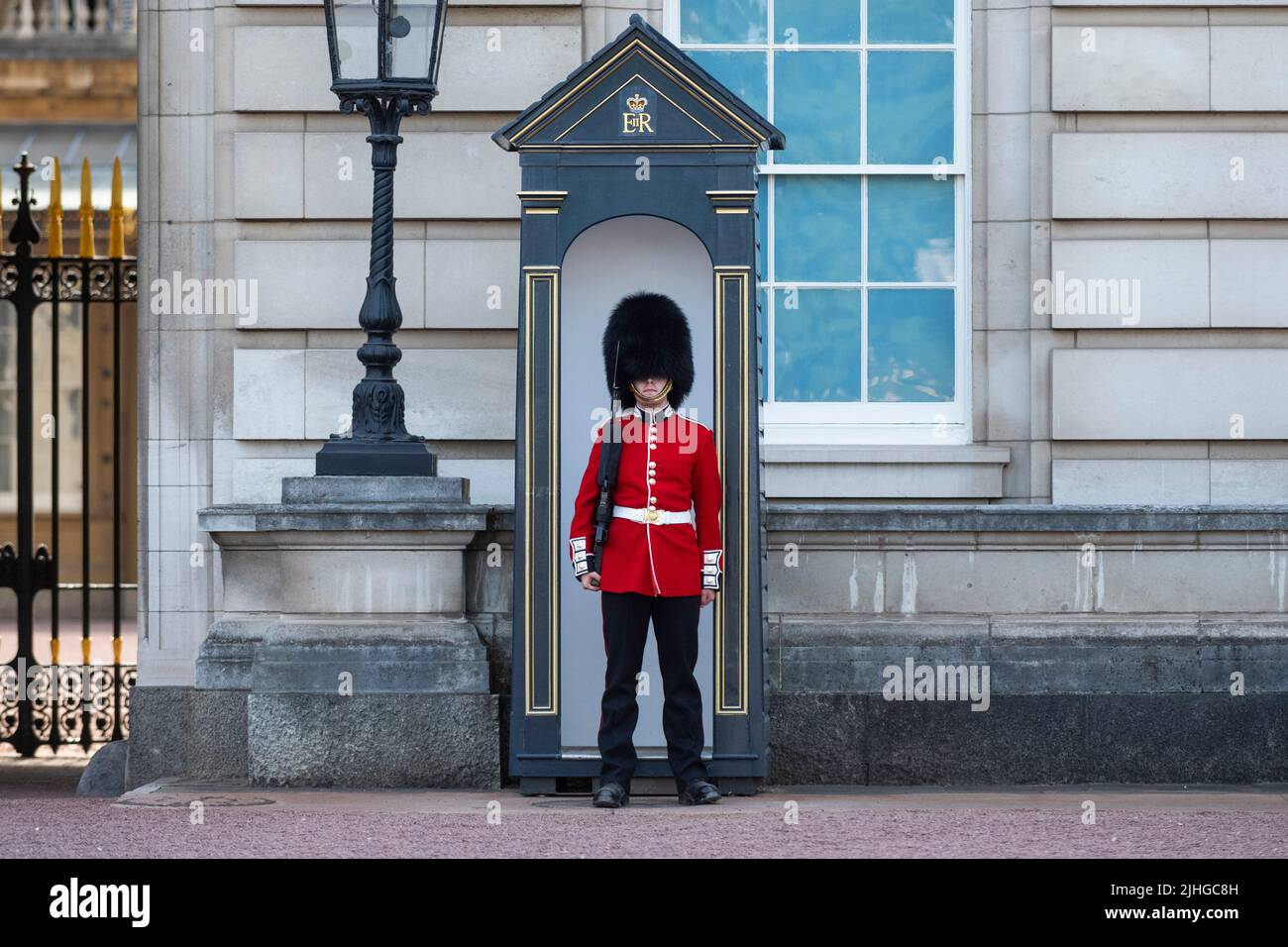 London, UK. 18 July 2022. UK Weather A member of the Queen's Guard at
