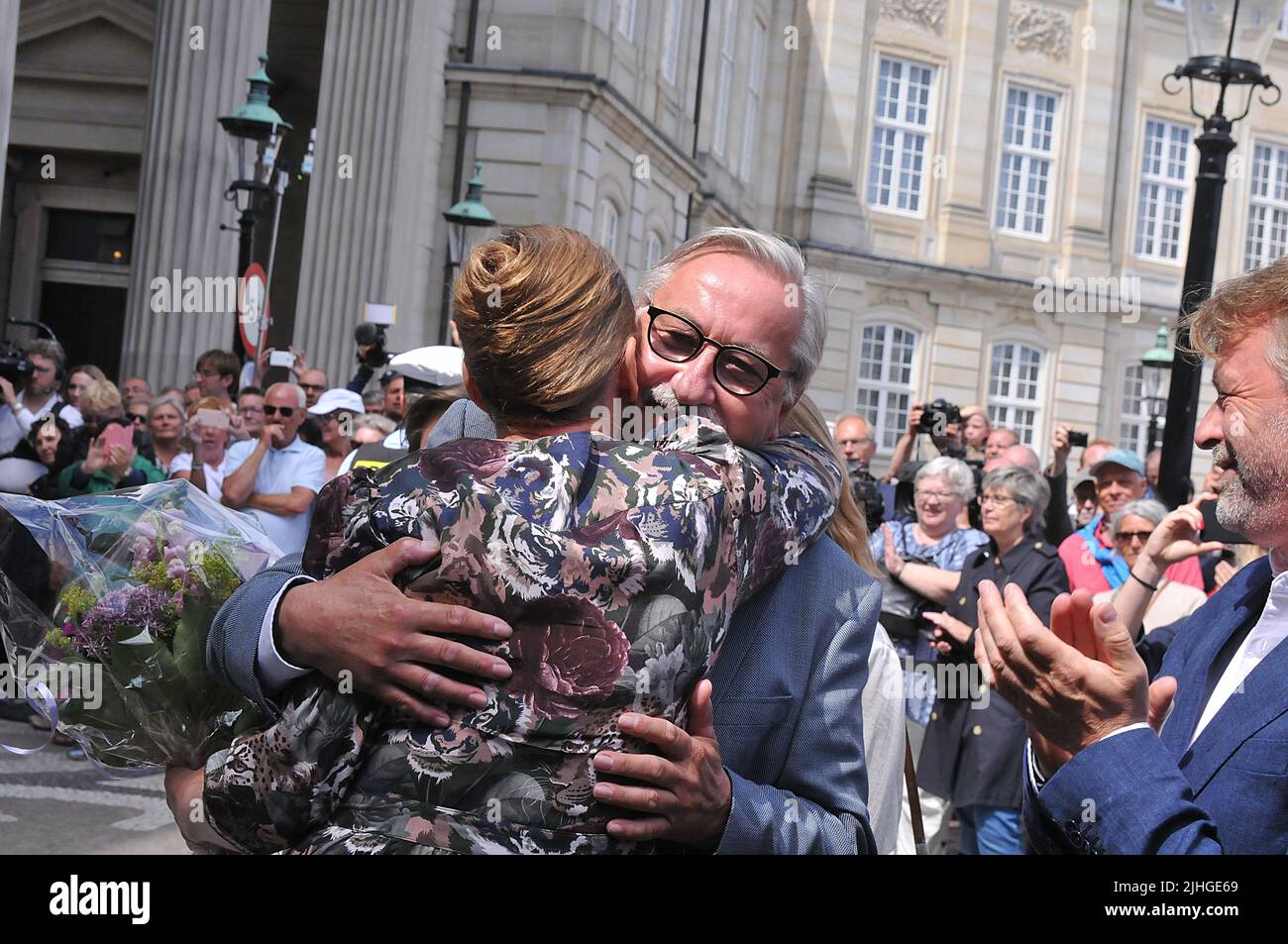 Copenhagen /Denmark./ 27June 2019/ Denmark's new prime miniter Ms.mette Frederiksen greets her father and two children and her boy friend Bo tengberg after ptresenting her minister team to queen margrethe II of denamrk and pres media at infront the Amalienborg Palace in danish capital Copenhagen, she is 2nd ocial democrat prime minister and she is 2nd.female social democrate denmark prime minister, she with her family .. (Photo..Francis Dean / Deanpictures. Stock Photo