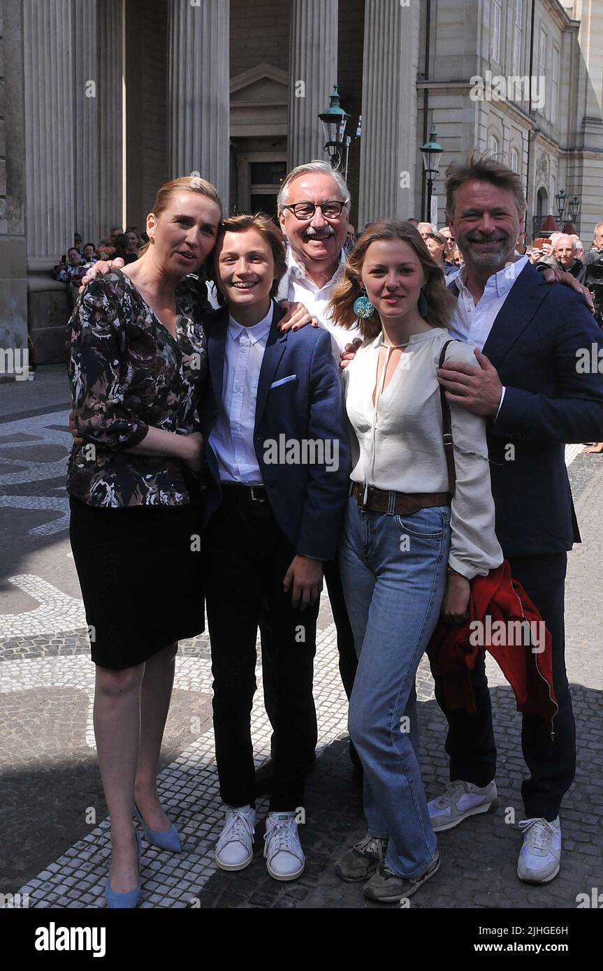 Copenhagen /Denmark./ 27June 2019/ Denmark's new prime miniter Ms.mette Frederiksen greets her father and two children and her boy friend Bo tengberg after ptresenting her minister team to queen margrethe II of denamrk and pres media at infront the Amalienborg Palace in danish capital Copenhagen, she is 2nd ocial democrat prime minister and she is 2nd.female social democrate denmark prime minister, she with her family .. (Photo..Francis Dean / Deanpictures. Stock Photo