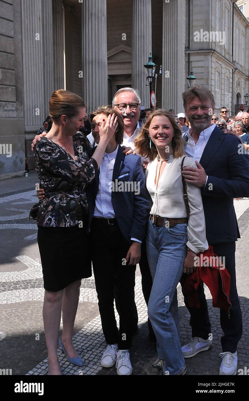 Copenhagen /Denmark./ 27June 2019/ Denmark's new prime miniter Ms.mette Frederiksen greets her father and two children and her boy friend Bo tengberg after ptresenting her minister team to queen margrethe II of denamrk and pres media at infront the Amalienborg Palace in danish capital Copenhagen, she is 2nd ocial democrat prime minister and she is 2nd.female social democrate denmark prime minister, she with her family .. (Photo..Francis Dean / Deanpictures. Stock Photo