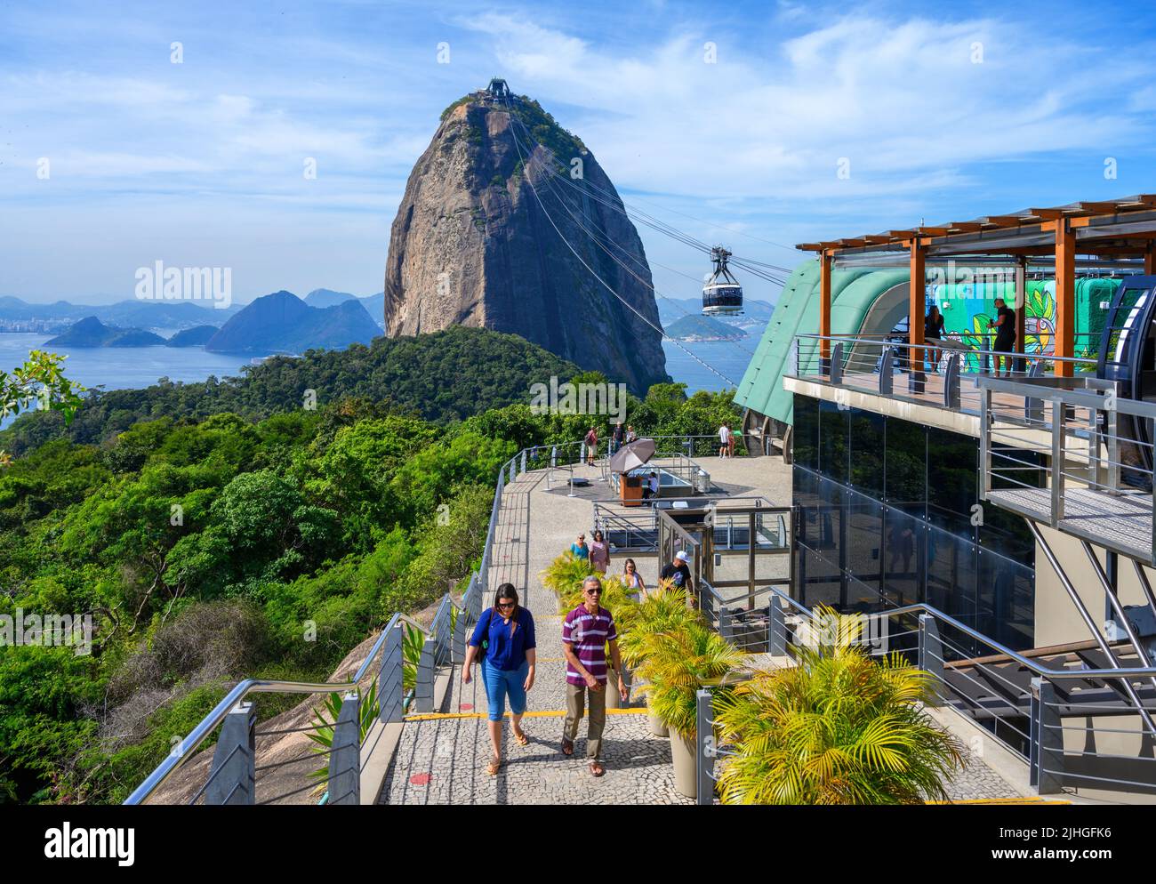 Middle station of the Sugarloaf Cable Car, looking up to Sugarloaf Mountain, Morro da Urca, Sugarloaf Mountain, Rio de Janeiro, Brazil Stock Photo