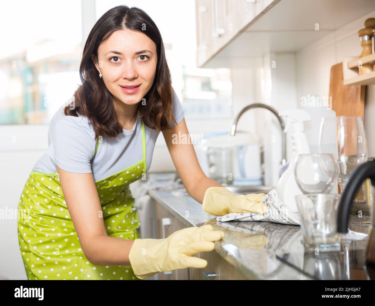 Apron girl chores hi-res stock photography and images - Alamy