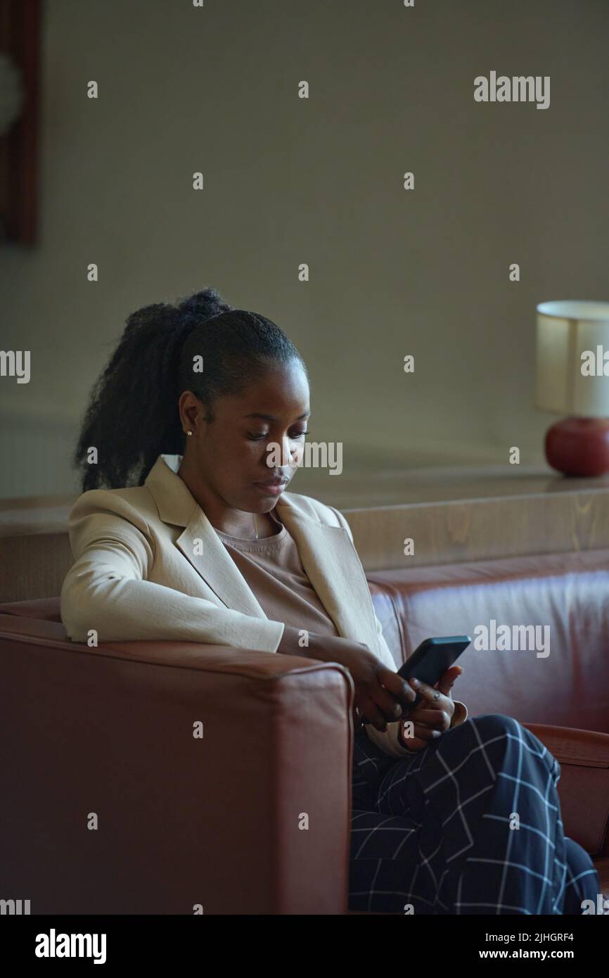 Pretty black woman employee hi-res stock photography and images - Alamy