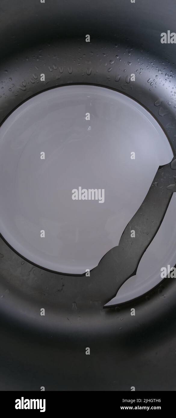 Ceramic plate broke apart. Failure in the kitchen during meal