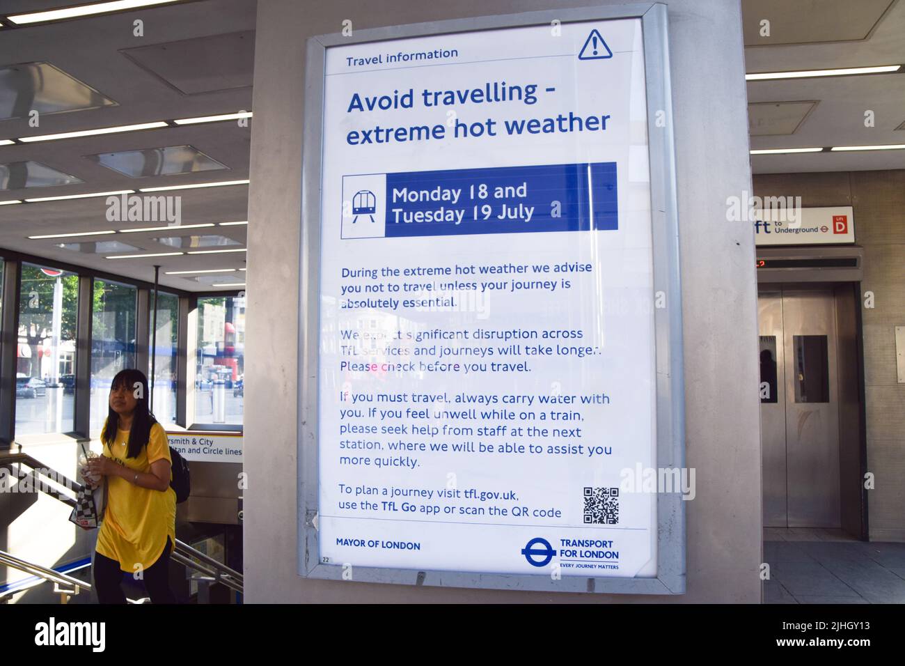 London, England, UK. 18th July, 2022. A sign at King's Cross St Pancras Underground station warns of extreme hot weather and advises people to avoid travel on 18th and 19th July as scorching temperatures hit the capital. The Met Office has issued its first-ever red warning over extreme heat in the UK. (Credit Image: © Vuk Valcic/ZUMA Press Wire) Stock Photo