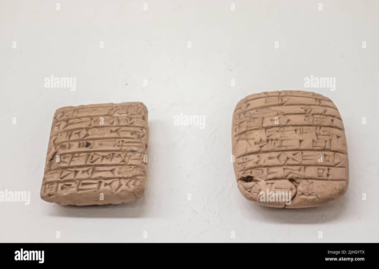 Archaic letters - in Arkkadian (left), in Sumerian (right). Sargonian period. c. 2334–2279 BC. Third millenium B.C.  Sumer, Sumerian Stock Photo