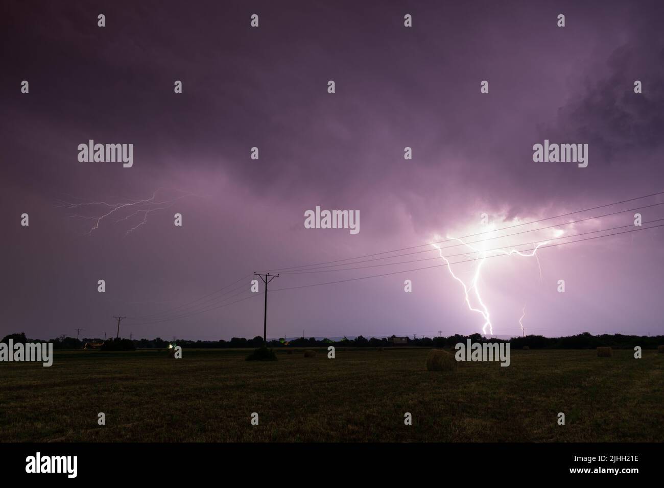 Ground to cloud lightning hi-res stock photography and images - Alamy