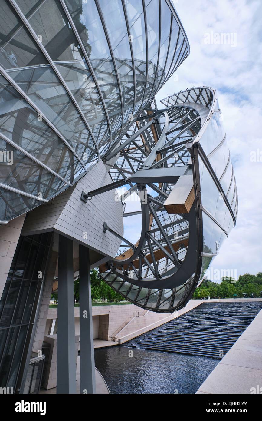 The modern architecture of Louis Vuitton Foundation by Frank Gehry, Paris,  France Stock Photo - Alamy