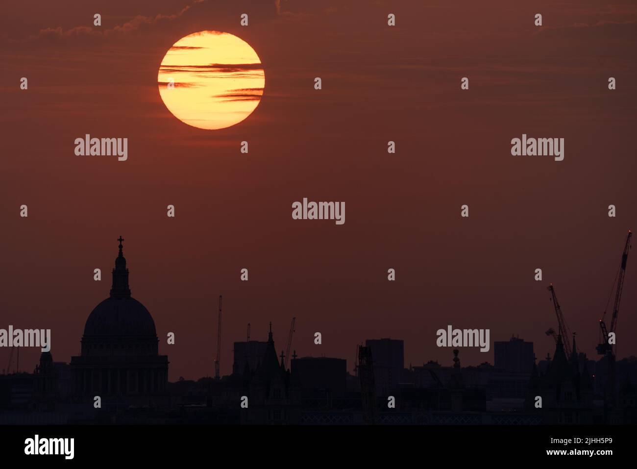London, UK. 18th July, 2022. UK Weather: Heatwave sunset over the city ending one of the hottest days of the year. Britain could soon experience its hottest day as the Met Office predicts a 41C high. Credit: Guy Corbishley/Alamy Live News Stock Photo