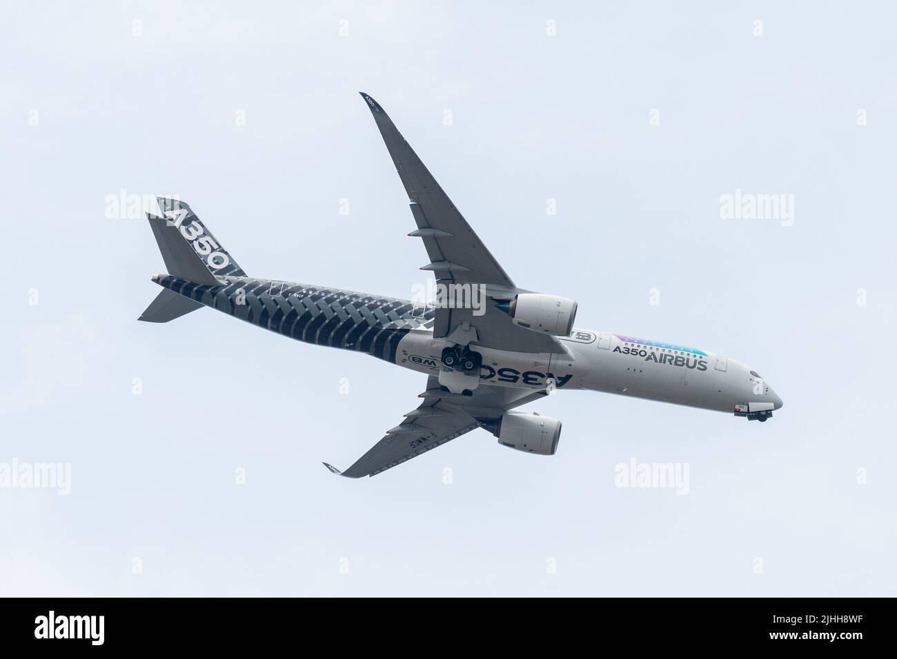 18 July, 2022. Day 1 of Farnborough International Airshow is underway in Hampshire, England, UK. An Airbus A350-900 performs a flying display. Stock Photo