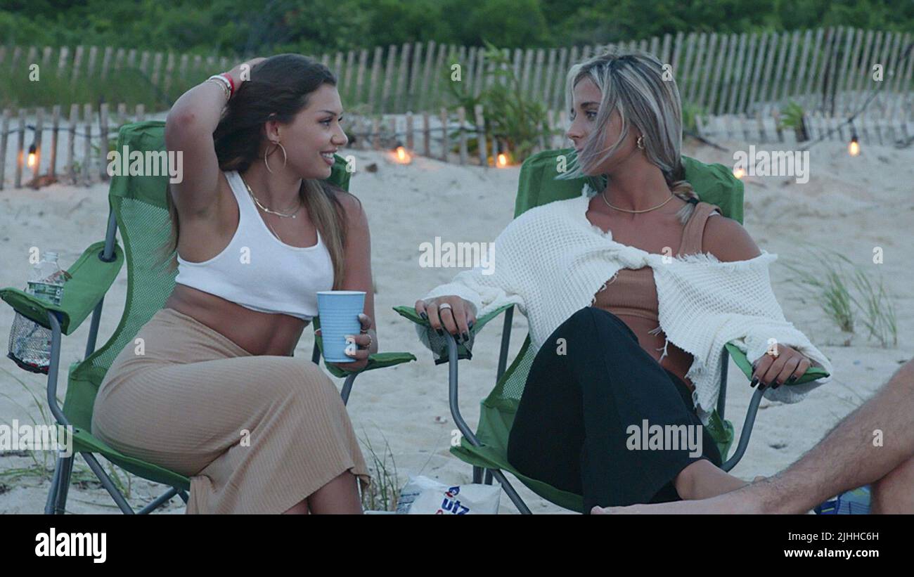FOREVER SUMMER HAMPTONS, from left Sophia Messa, Emelye Ender, (Season