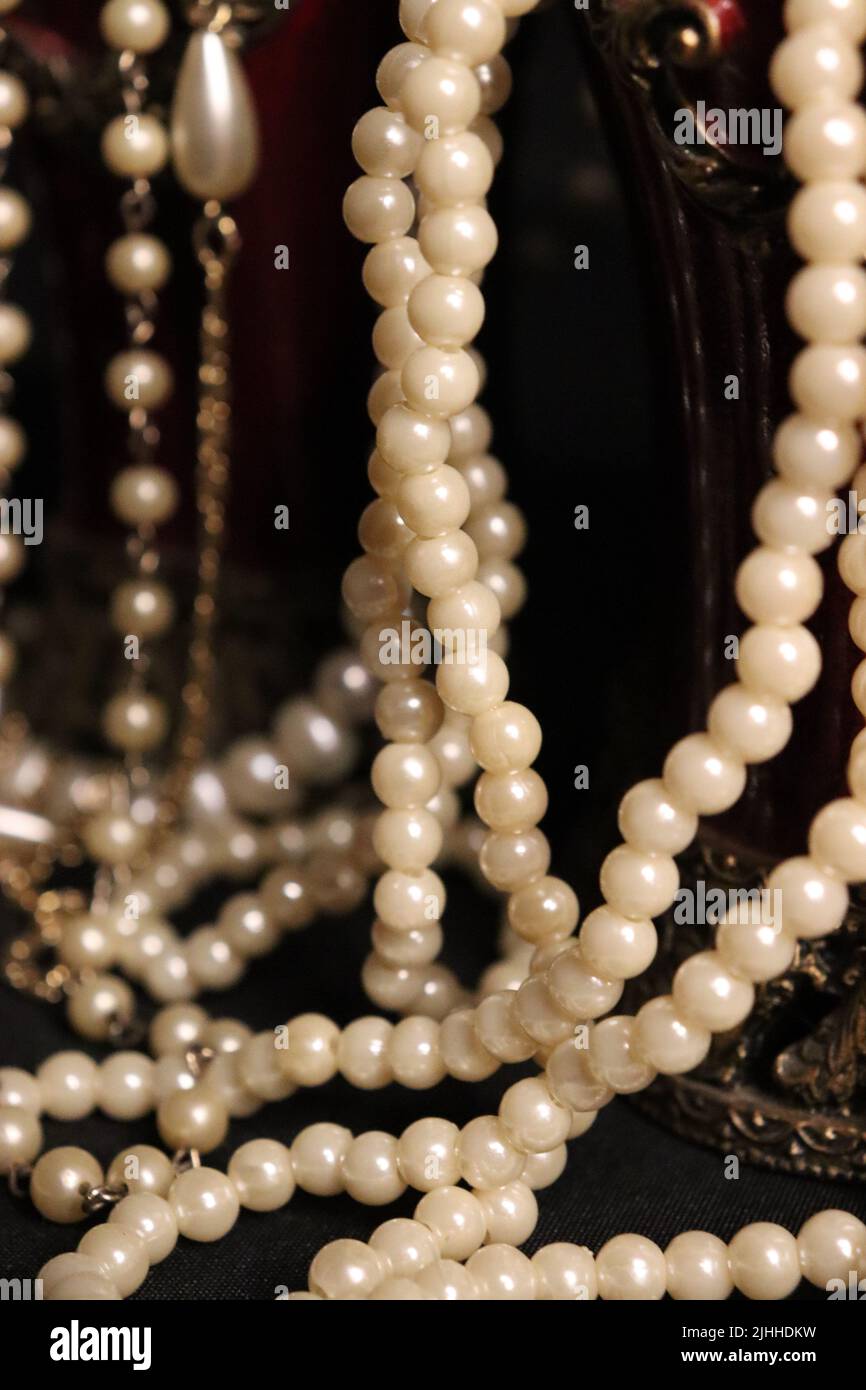 Real pearls hi-res stock photography and images - Alamy