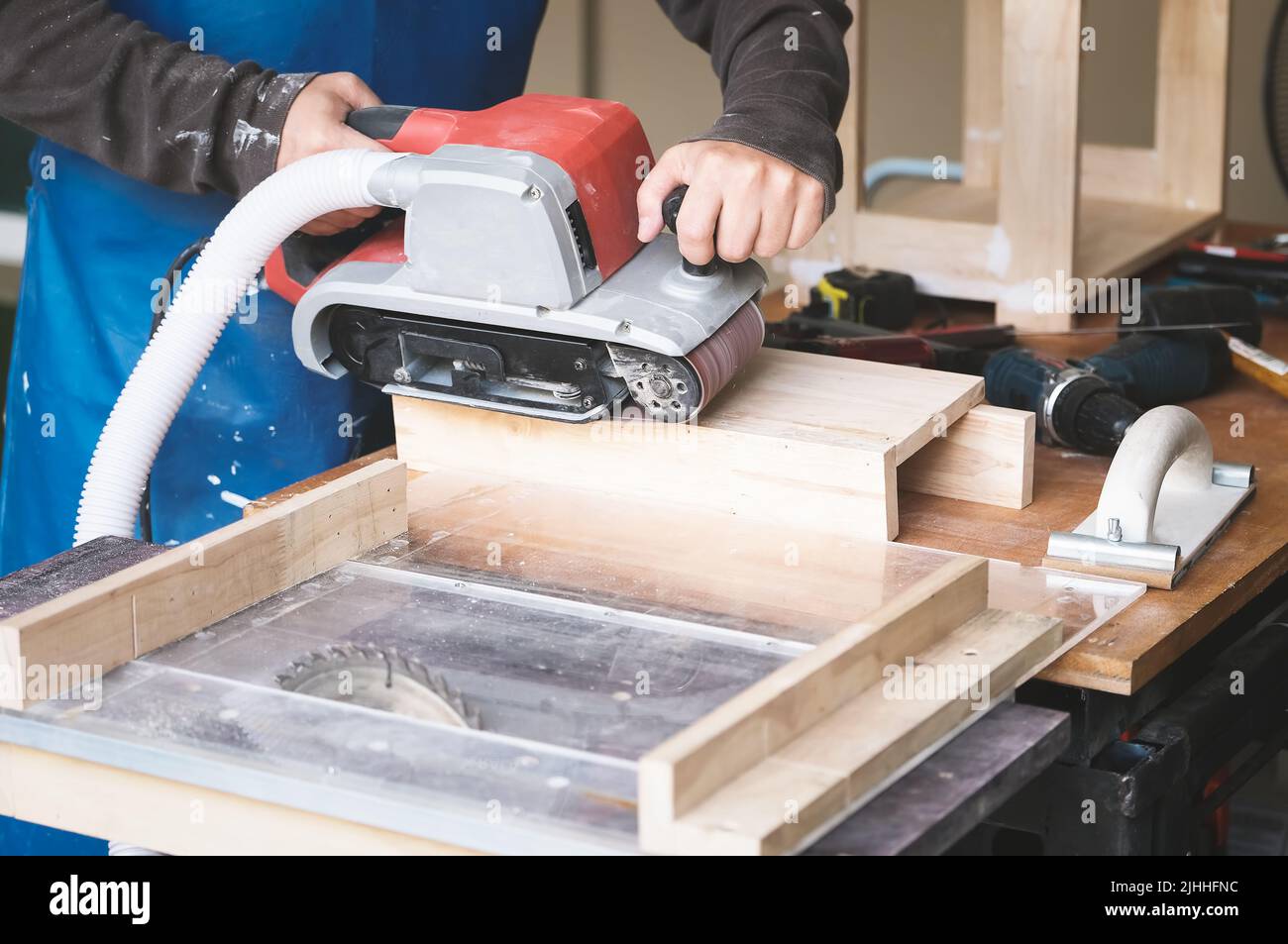 Woodworking entrepreneurs use sandpaper finishing machines to assemble