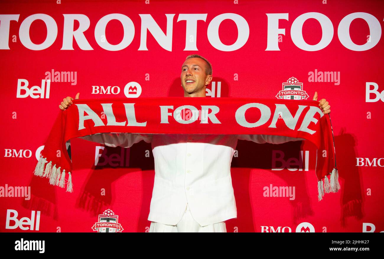 TORONTO, July 19, 2022 (Xinhua) -- Federico Bernardeschi of Toronto FC poses for photos during a press conference in Toronto, Canada, on July 18, 2022. The Major League Soccer team Toronto FC held a press conference on Monday to introduce its lastest 28-year-old Italian former Juventus winger Federico Bernardeschi. (Photo by Zou Zheng/Xinhua) Stock Photo