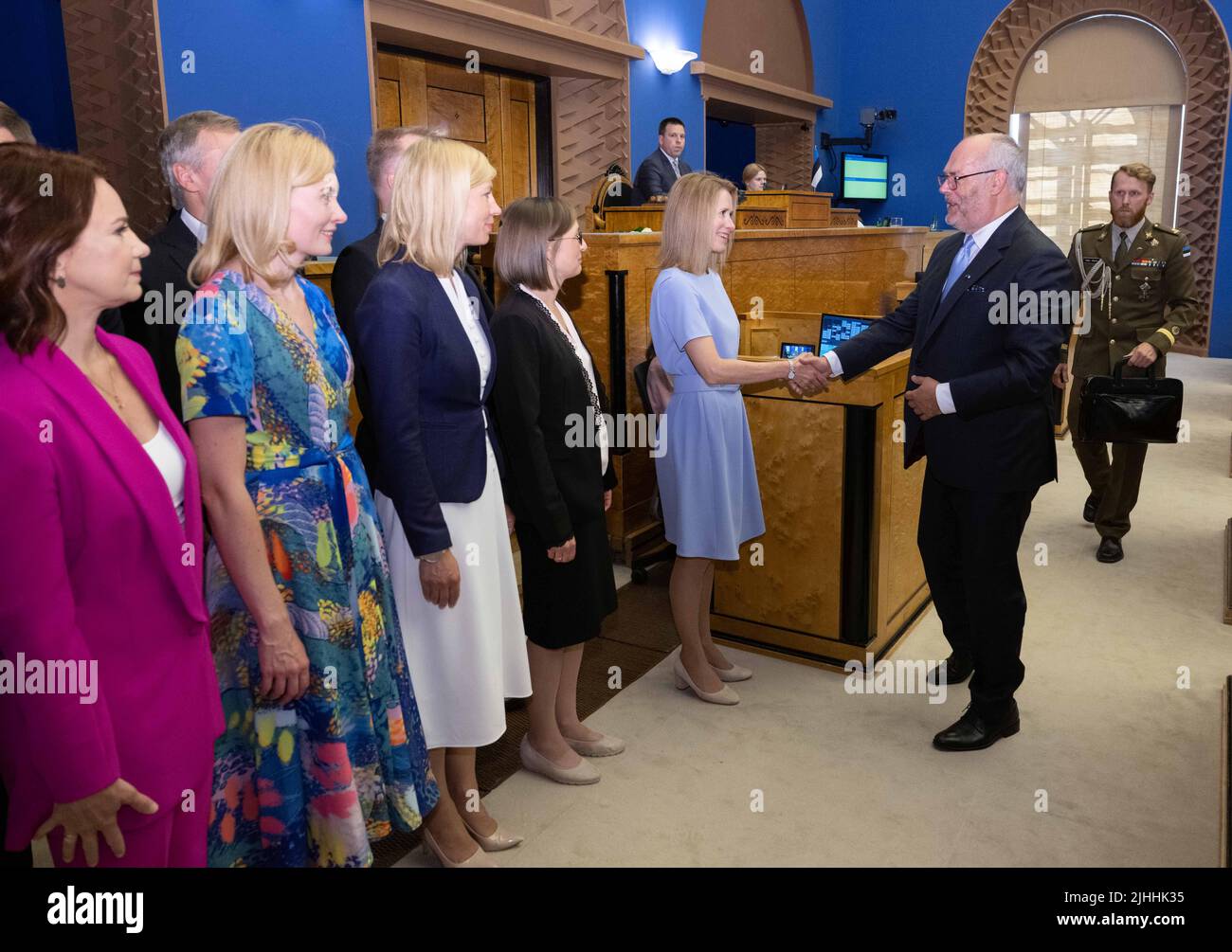 (220719) -- TALLINN, July 19, 2022 (Xinhua) -- Estonian President Alar Karis (2nd R) shakes hands with Estonian Prime Minister and Reform Party Chairwoman Kaja Kallas (3rd R) to congratulate on the new government coalition's taking office in the Estonian Parliament (Riigikogu) in Tallinn, Estonia, July 18, 2022. The members of Estonia's new government coalition of the Reform Party, the conservative Isamaa (Fatherland) Party and the Social Democratic Party (SDE) were sworn in in front of the Parliament (Riigikogu) on Monday. (Erik Peinar/Parliament of Estonia/Handout via Xinhua) Stock Photo