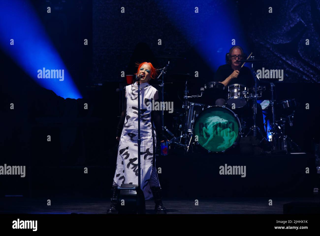Shirley Manson, lead singer and producedrummer Butch Vig of