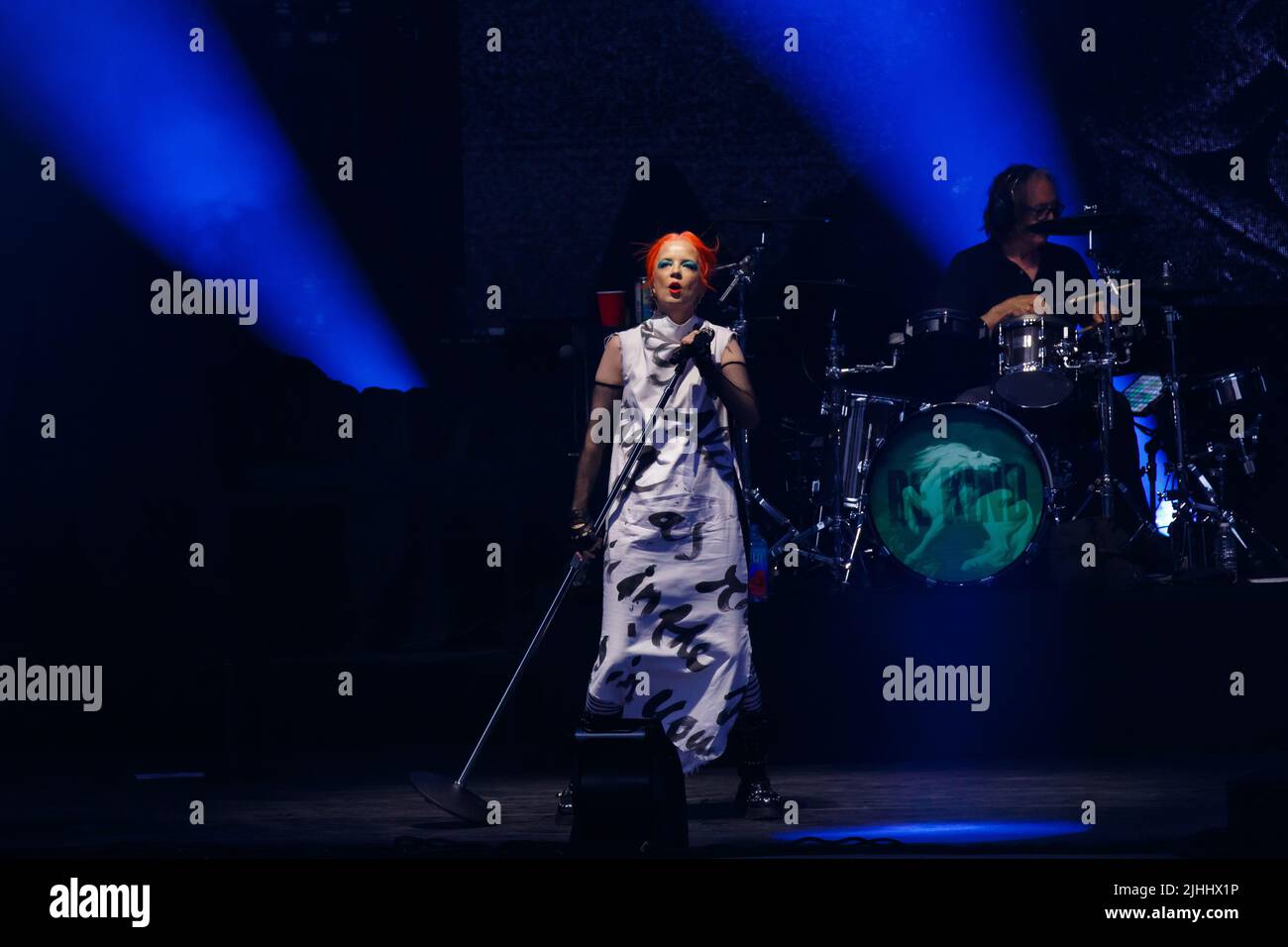 Shirley Manson, lead singer and producedrummer Butch Vig of