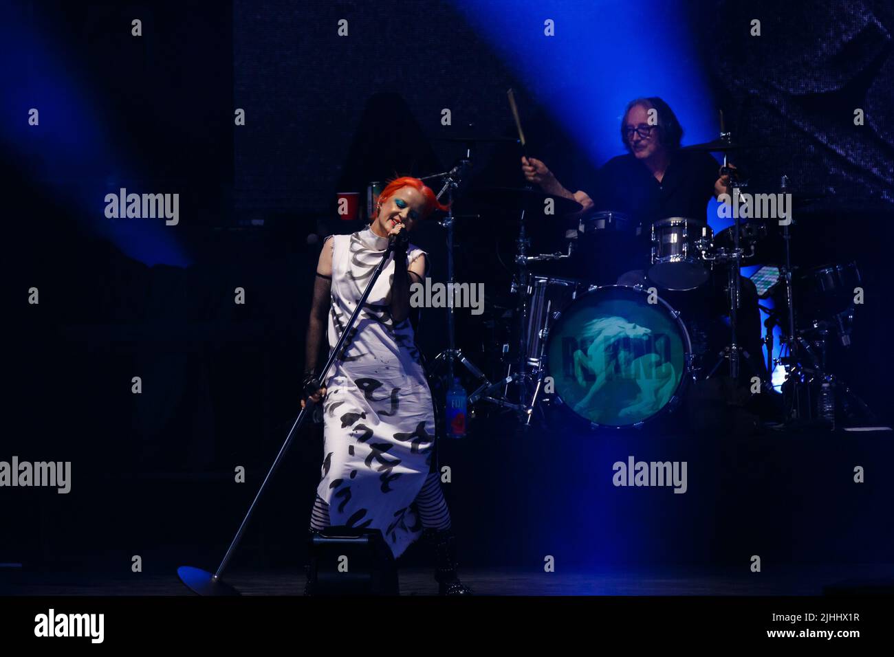 Shirley Manson, lead singer and producedrummer Butch Vig of