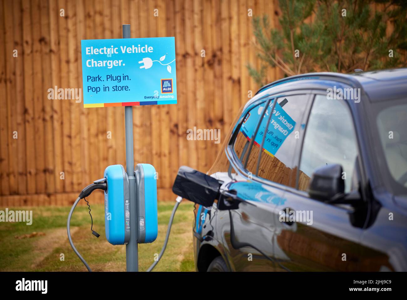 Aldi Speke Customer Charging Their Car At The EV Points Stock Photo Alamy aldi-speke-customer-charging-their-car-at-the-ev-points-stock-photo-alamy
