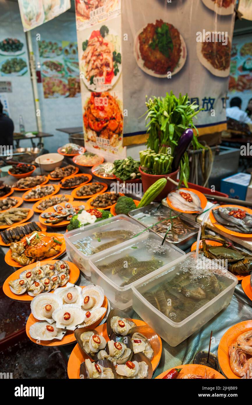 Street restaurant at night in Temple Street, Yau Ma Tei, Kowloon, Hong Kong Stock Photo