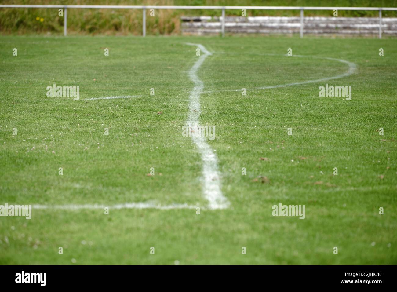Eine krumm gezogenen Linie eines 16 Meter Raums auf einem Amateurfussballplatz. Eine weisse krumme Linie auf einem gruenen natuerlichen Rasen. Im Hint Stock Photo