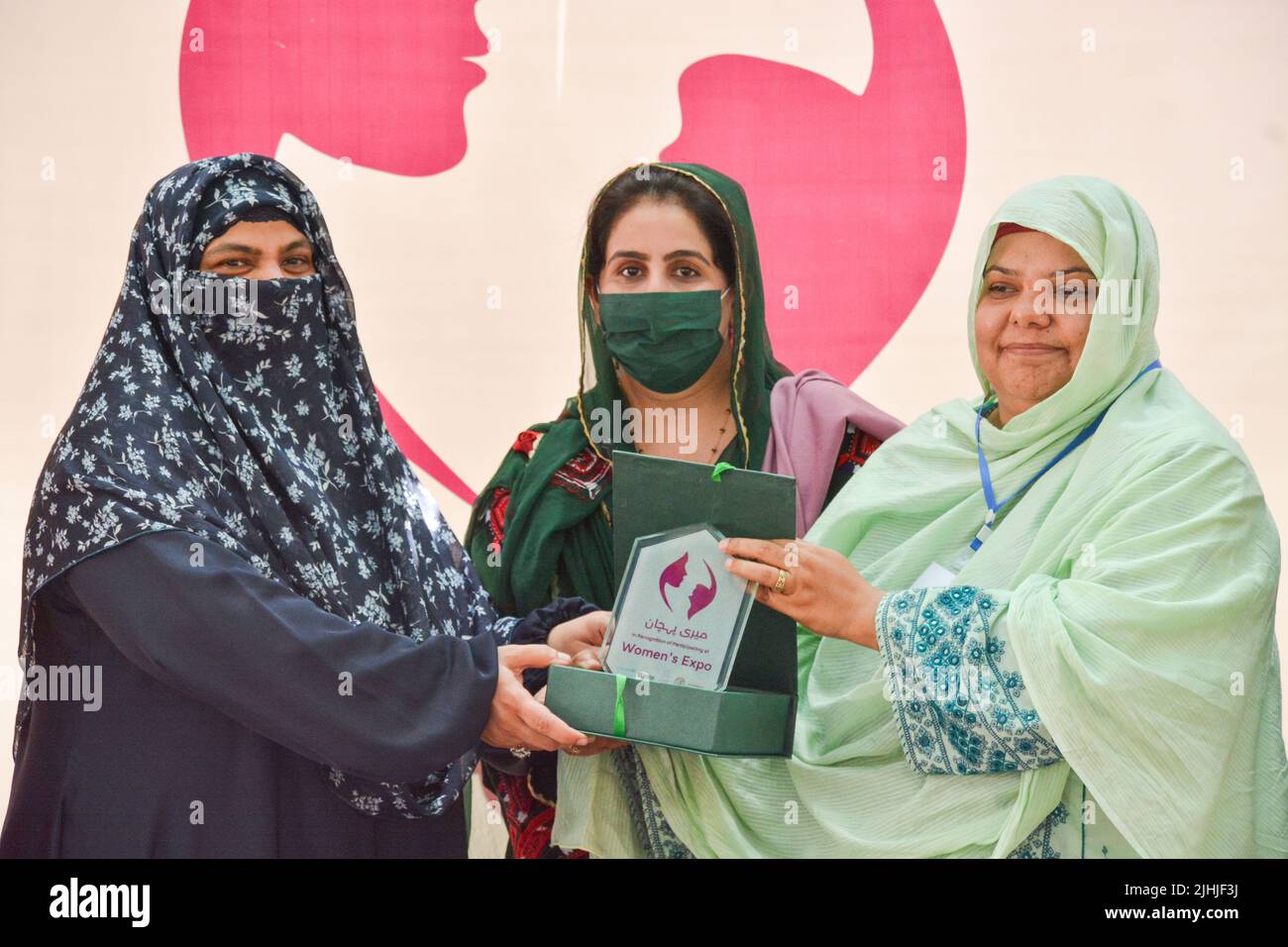 Quetta, Pakistan. JUly 02-03 2022: provincial minister Dr. Rubaba Buledi awarded shield to an women entrepreneur during ceremony of Women Expo. Organized by Doch Private in Balochistan Stock Photo