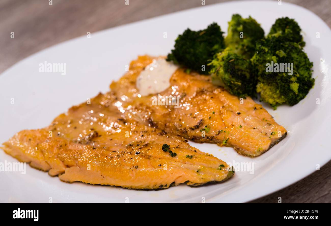 Fried trout fillets with broccoli Stock Photo Alamy