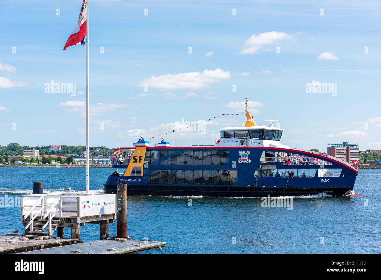 Kiel Juli 2022 Eine Fördefähre der Kieler Fördeschiffahrt fährt vorbei am Bootssteg des ersten Kieler Ruder-Clubs Stock Photo