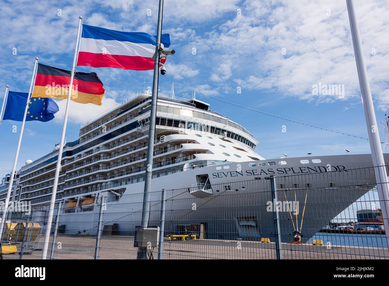 Kiel Juli 2022 Bugpartie des am Ostseekai liegenden  Kreuzfahrtschiffes Seven Seas Splendor Stock Photo