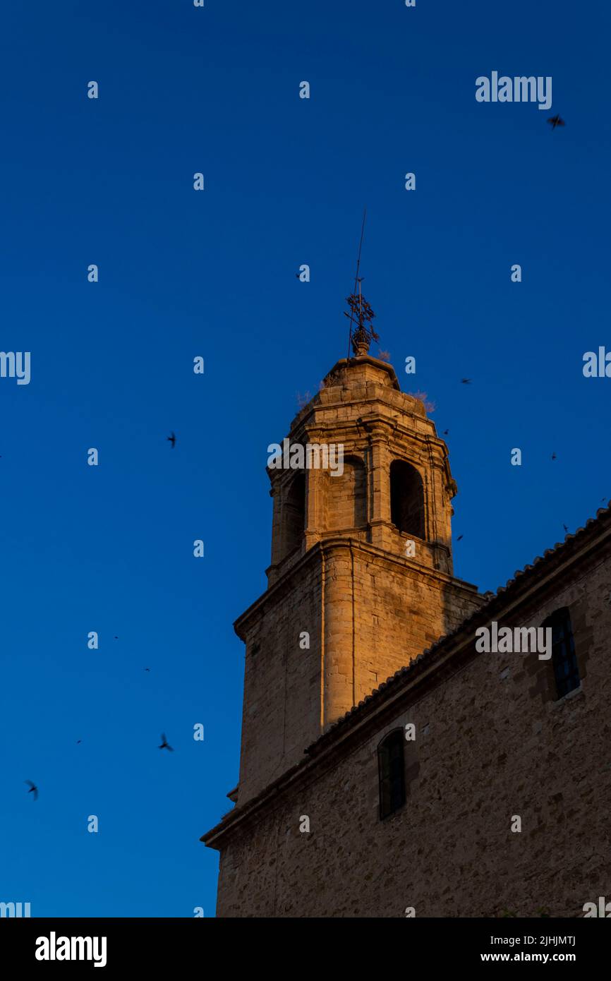 Campo de lavanda e iglesia en un pueblo de Castellón, España Stock Photo