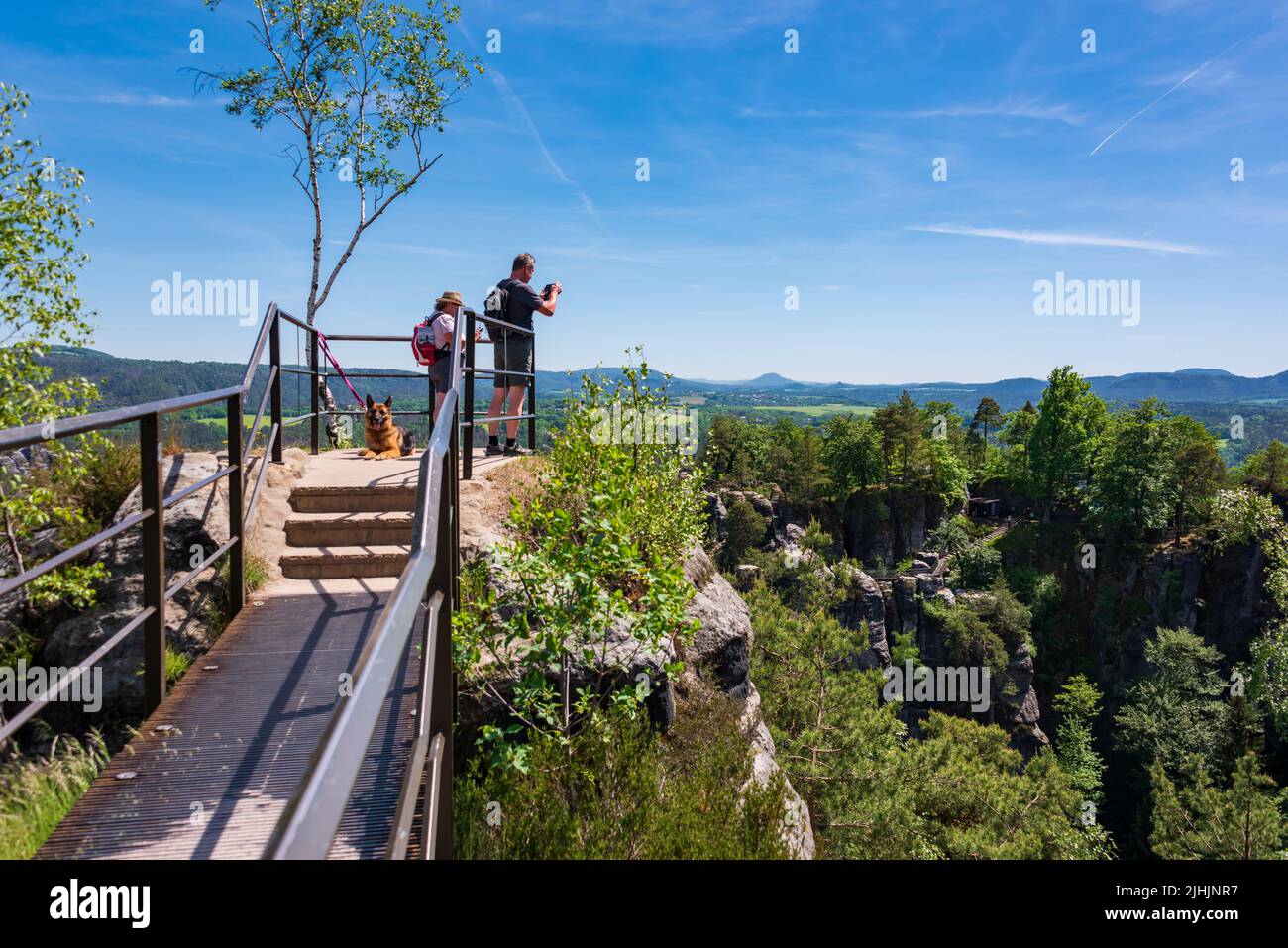 Die Bastei ein Ort im Elbsandsteingebirge mit herrlichem Ausblick Touristen mit Hund fotografieren Stock Photo