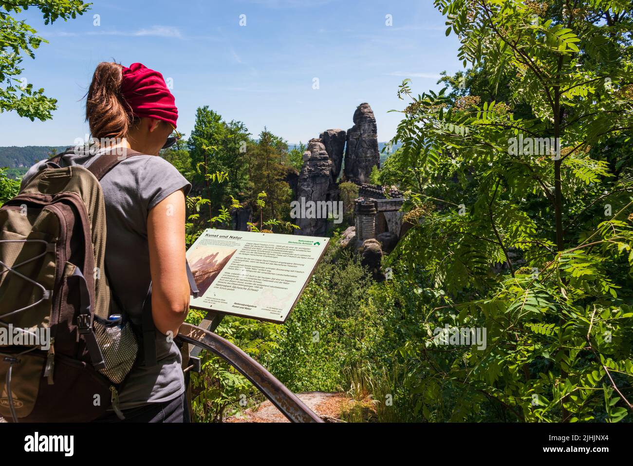 Die Bastei ein Ort im Elbsandsteingebirge mit herrlichem Ausblick eine Frau studiert die Informationstafel Stock Photo