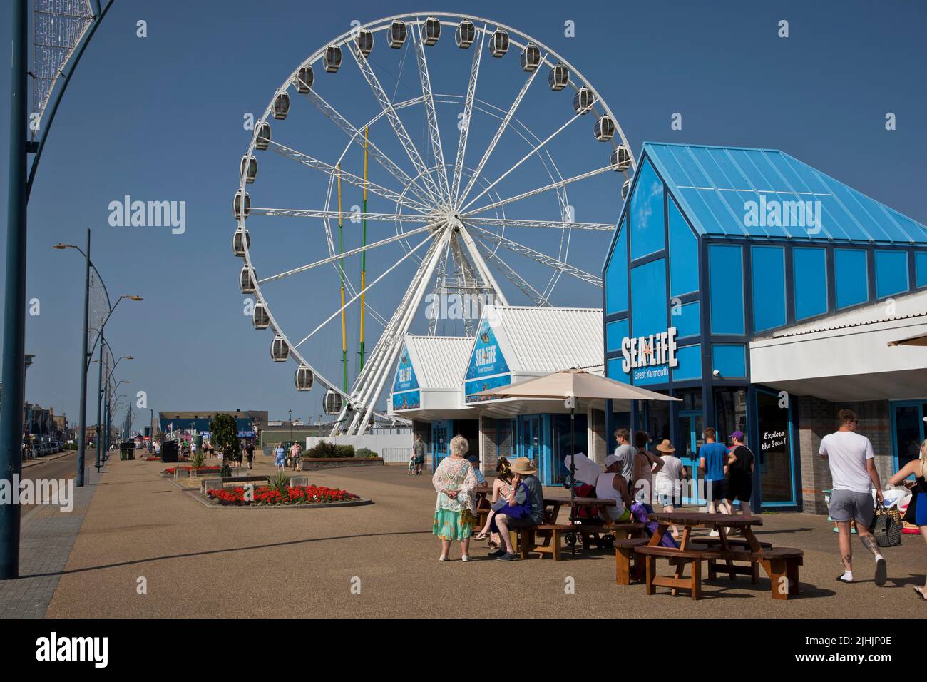 18th July 2022. UK Heatwave, Great Yarmouth.  Visitors to Great Yarmouth's golden mile not deterred by the heat from enjoying the resort's many attractions. Stock Photo