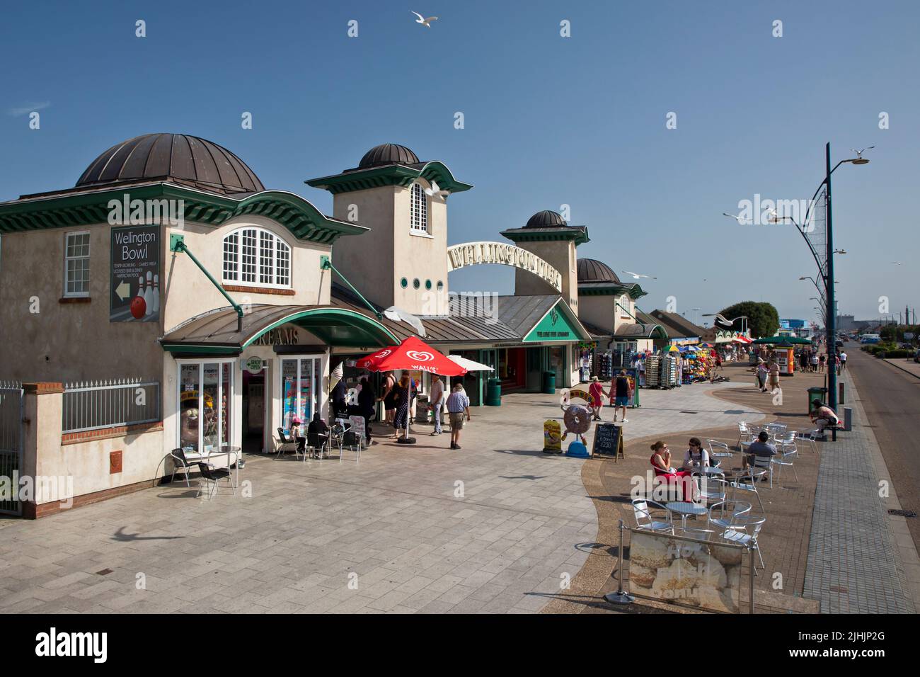 18th July 2022. UK Heatwave, Great Yarmouth.  Visitors to Great Yarmouth's golden mile not deterred by the heat from enjoying the resort's many attractions. Stock Photo