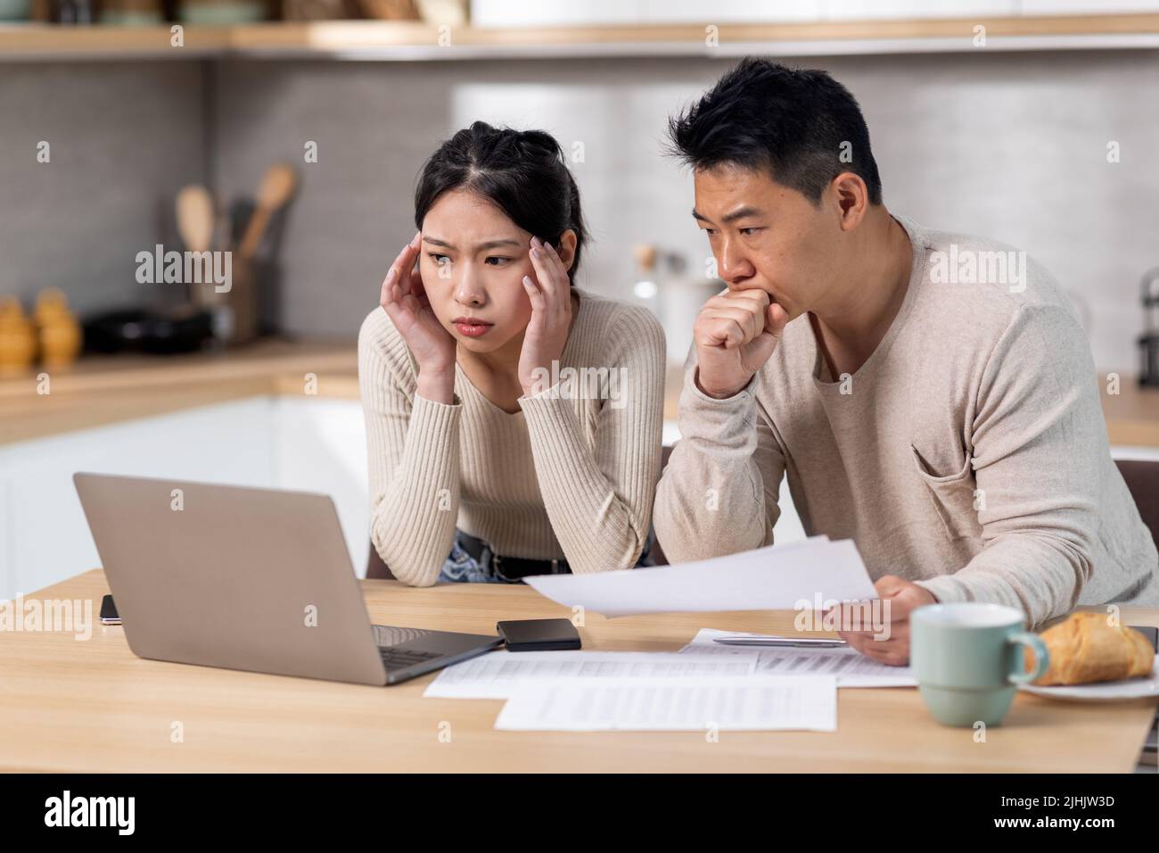 Тенген сидит с женами. Молодые пары. Муж и жена азиаты улыбаются. Филиппинские жены. Счастливая пара азиатов на матрасе.