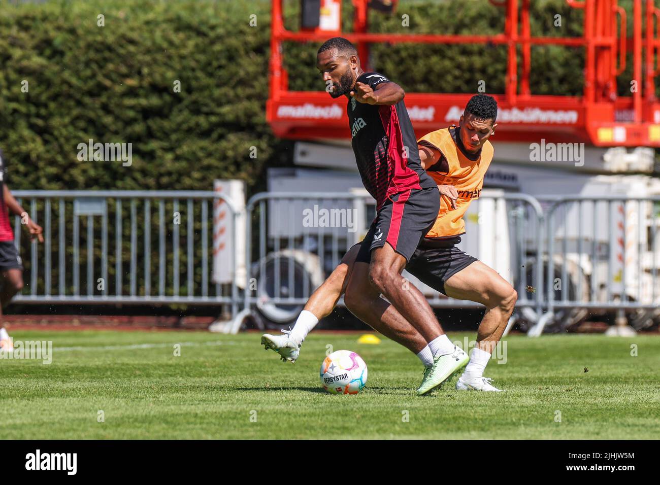 Zell Am See, Austria. 19th July, 2022. Soccer, Bayer 04 Leverkusen training camp: Jonathan Tah (l) in a duel with Paulinho. Credit: Tim Rehbein/dpa/Alamy Live News Stock Photo
