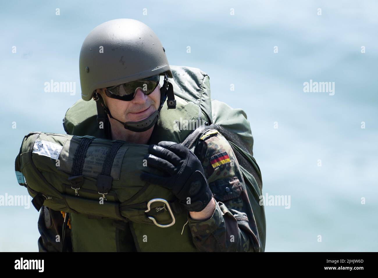 Waldeck, Germany. 19th July, 2022. A parachutist of the German Army's Signal Company Division Fast Forces (DSK) comes out of the Edersee after an exercise. On the surface of the Edersee the "emergency procedure water landing" is trained. Credit: Swen Pförtner/dpa/Alamy Live News Stock Photo