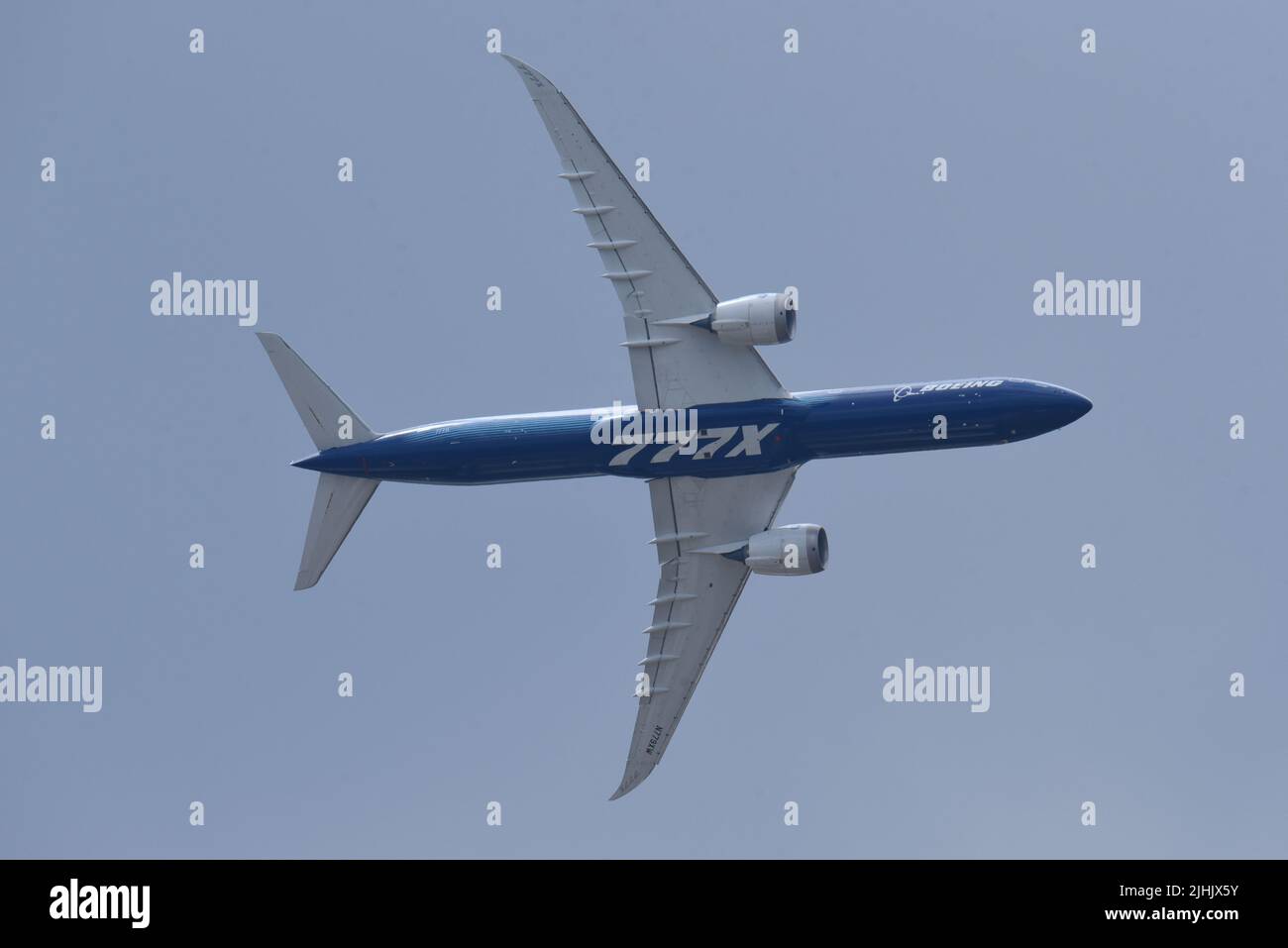 Boeing 777 over Farnborough during the airshow Stock Photo Alamy