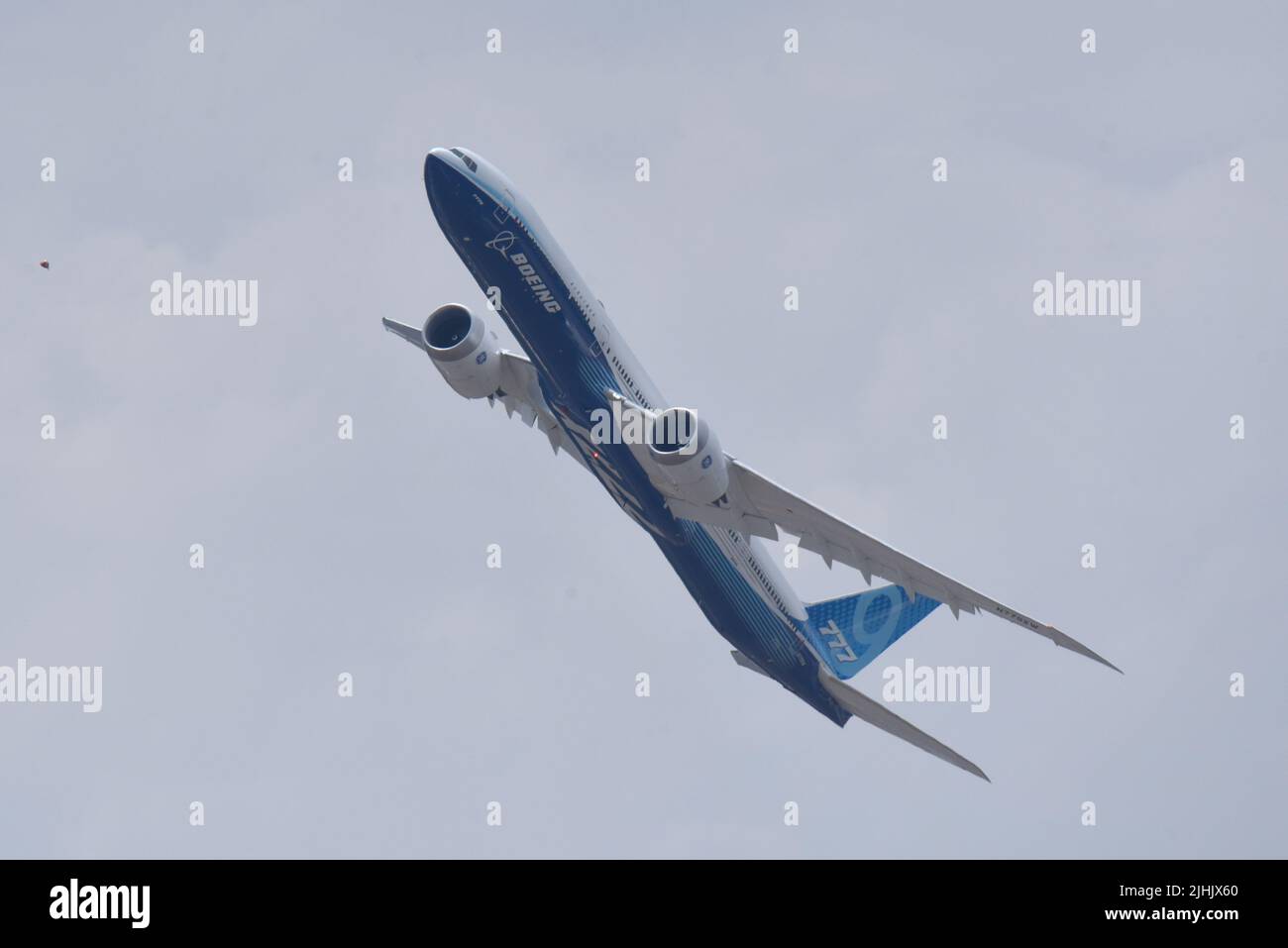 Boeing 777 over Farnborough during the airshow Stock Photo