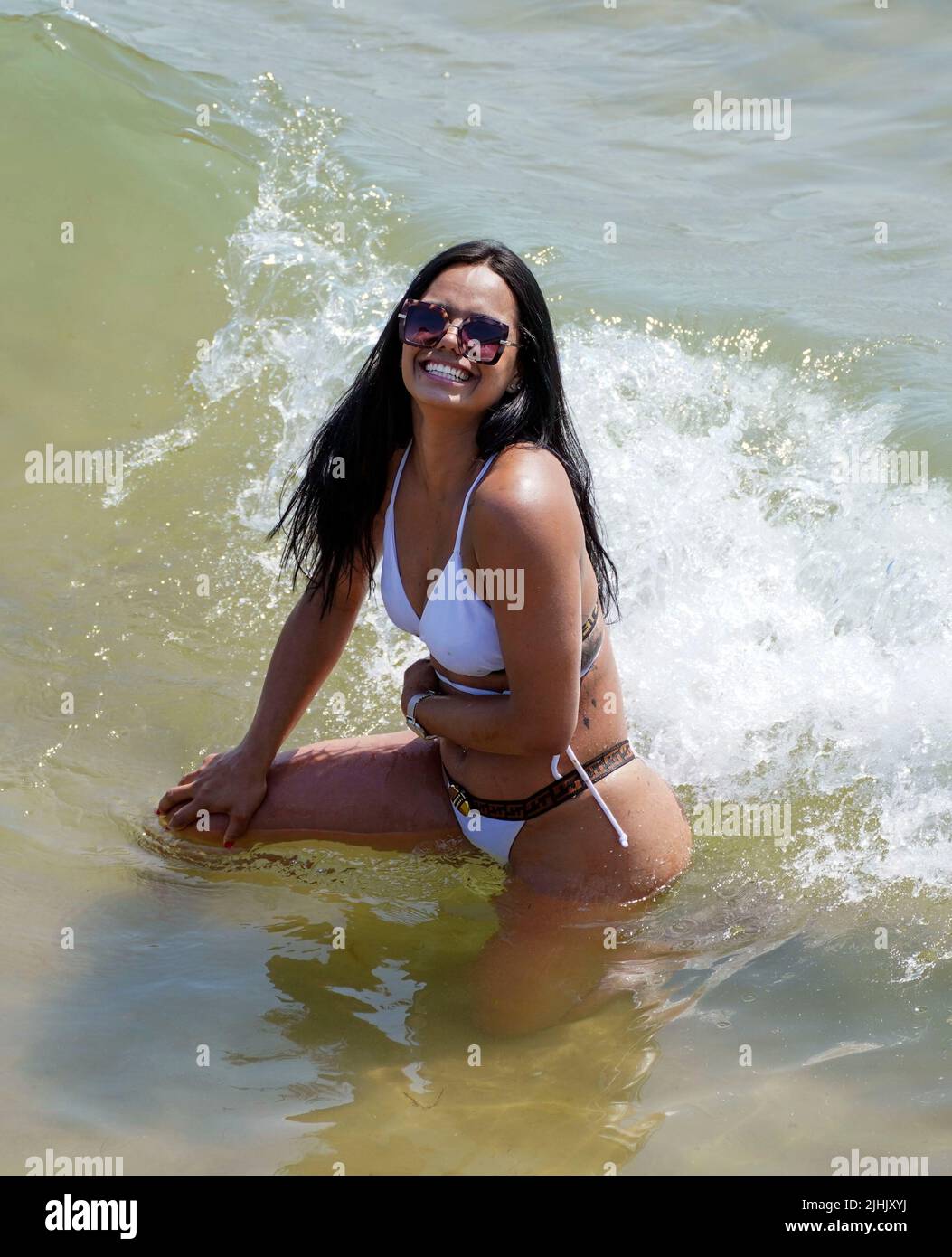 Marisa Santos cools off in the sea in Bournemouth. Britons are set to melt on the hottest UK day on record as temperatures are predicted to hit 40C. Picture date: Tuesday July 19, 2022. Stock Photo