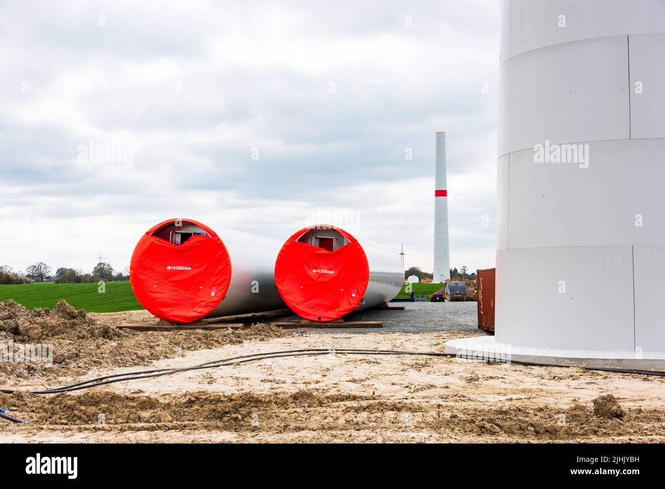 Fischbek, Deutschland, April 2022 Baustelle einer modernen  Mega Windkraftanlage auf einem Feld in Schleswig-Holstein Stock Photo