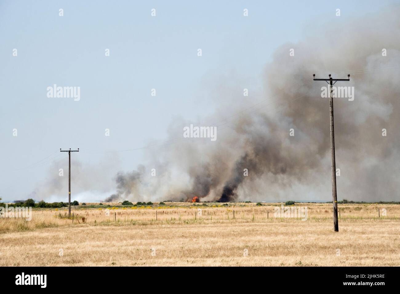 Tuesday, 19 July 2022.  Smoke billowing from a heath fire at the edge of Ken Hill marshes between Snettisham & Heacham in West Norfolk. Stock Photo