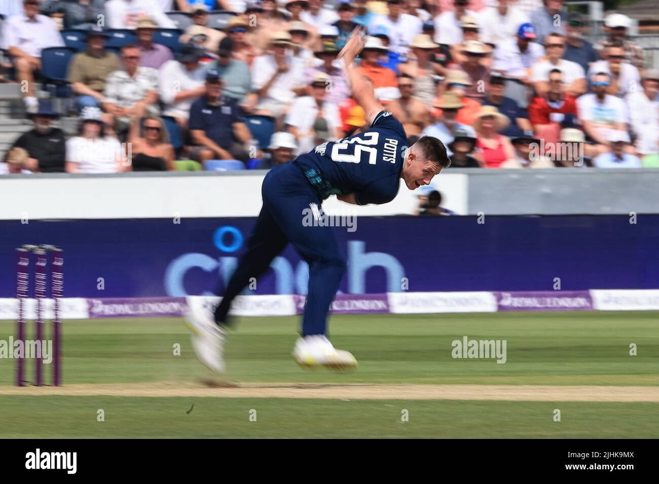 Chester Le Street, UK. 19th July, 2022. Matthew Potts of England delivers the ball in Chester-le-street, United Kingdom on 7/19/2022. (Photo by Mark Cosgrove/News Images/Sipa USA) Credit: Sipa USA/Alamy Live News Stock Photo