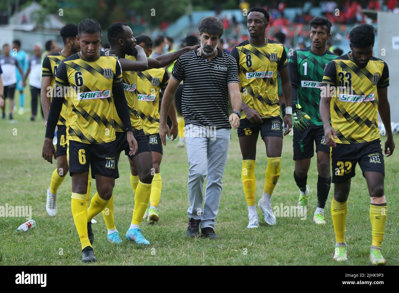 Coach Oscar Bruzon talks to the Saif Sporting Club players first half break as the Bashundhara Kings sealed the title of the 2022 Bangladesh Premier L Stock Photo