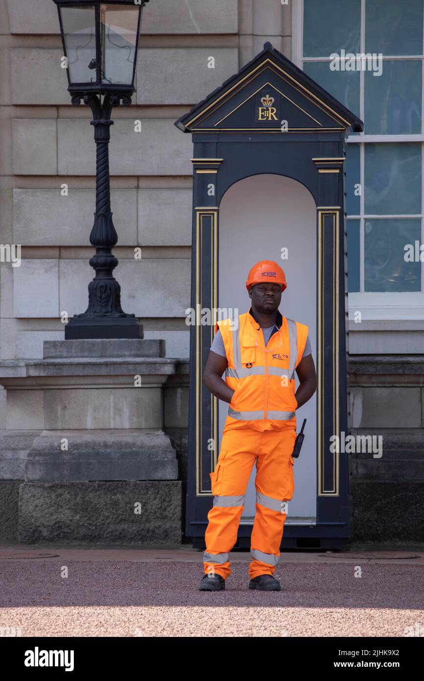 A different type of guard stands in the Queen’s Guard boxes outside Buckingham Palace as the heatwave reaches 37C , London, UK 19th July 2022 Stock Photo