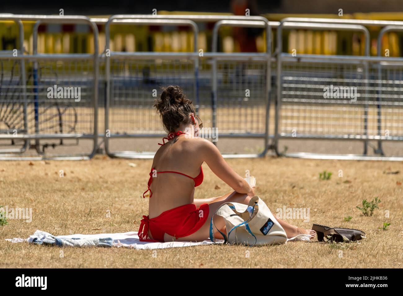 London, UK. 19th July, 2022. UK Weather, on the hottest day of the year people enjoy St James Park London Credit: Ian Davidson/Alamy Live News Stock Photo