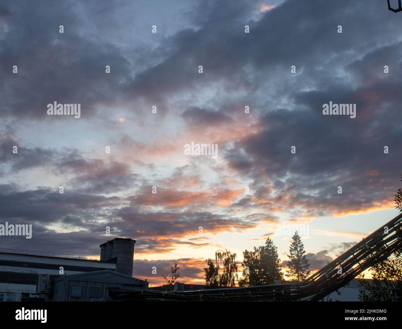 Cloudy sky sunset city hi-res stock photography and images - Alamy