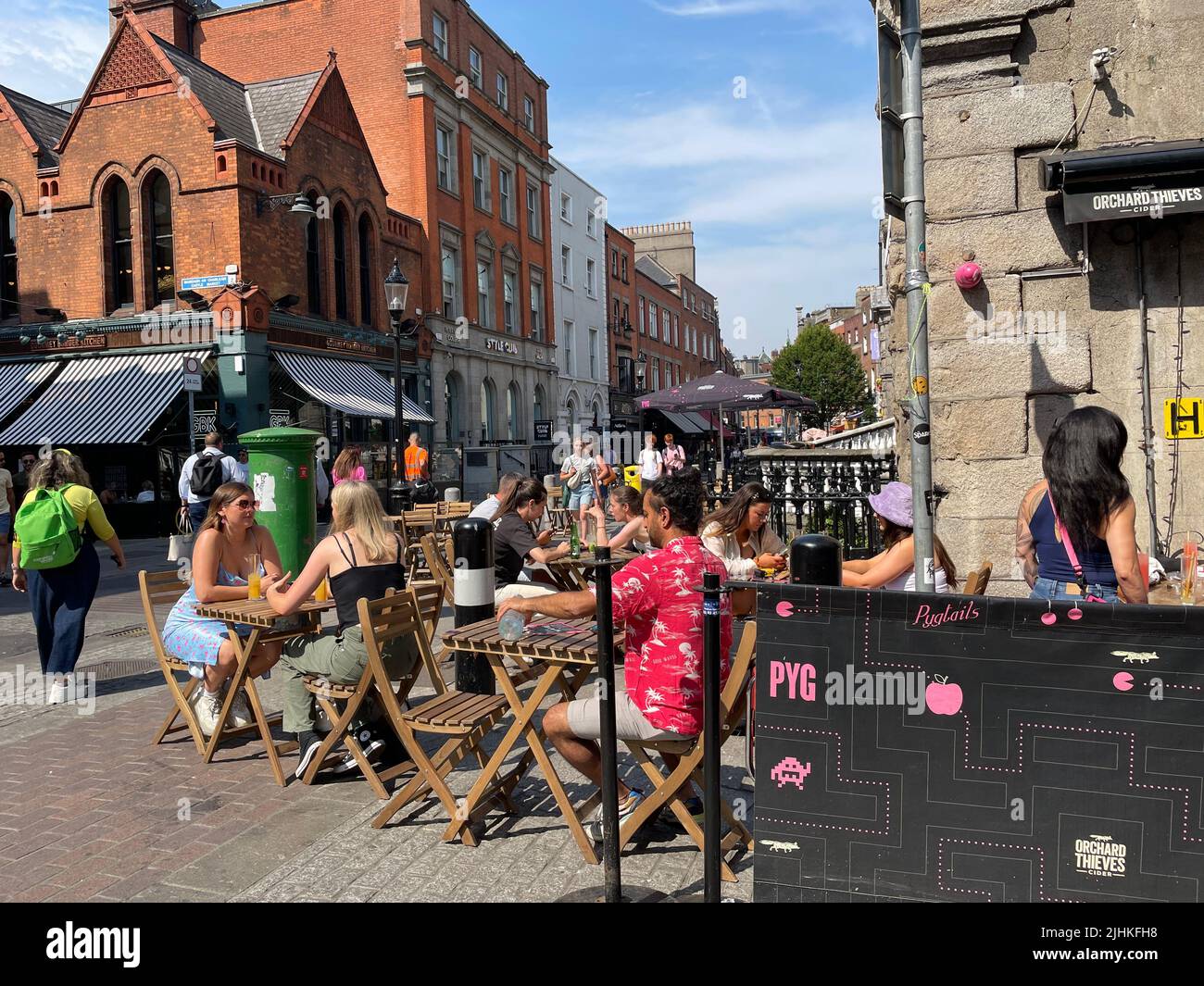 People dine out on the streets in the city centre of Dublin. Two weather warnings have been issued for Ireland with high temperatures and thunderstorms to hit Munster and Leinster. Picture date: Tuesday July 19, 2022. Stock Photo