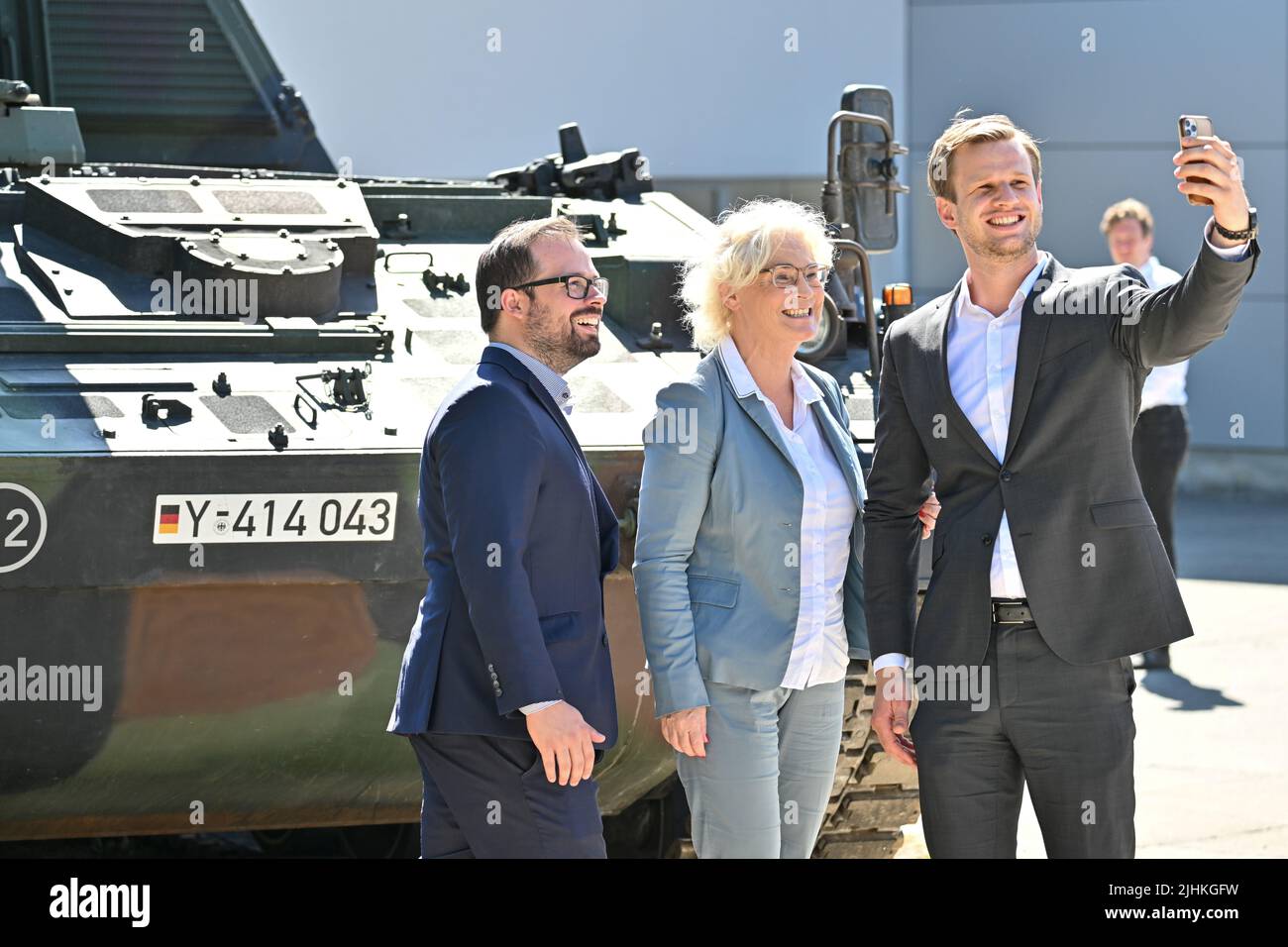 Stetten Am Kalten Markt, Germany. 19th July, 2022. Christine Lambrecht, Federal Minister of Defense, takes a photo with a cell phone in front of a howitzer 2000 with Robin Mesarosch (r), member of the SPD in the German Bundestag and Jan Rothenbacher, district chairman of the SPD Alb-Donau-Kreis (l) during her visit to the troops of the artillery battalion 295 in the Alb barracks. Credit: Felix Kästle/dpa/Alamy Live News Stock Photo